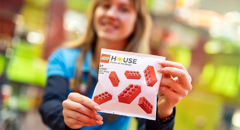 lego-house-6-bricks-switches-to-paper-bags
